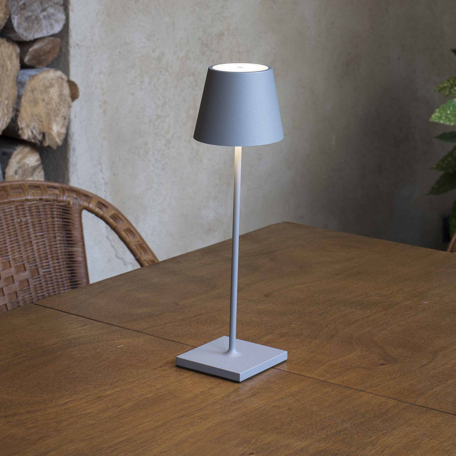 FARO BARCELONA LED-Tischlampe Toc mit USB-Charger, IP54, grau