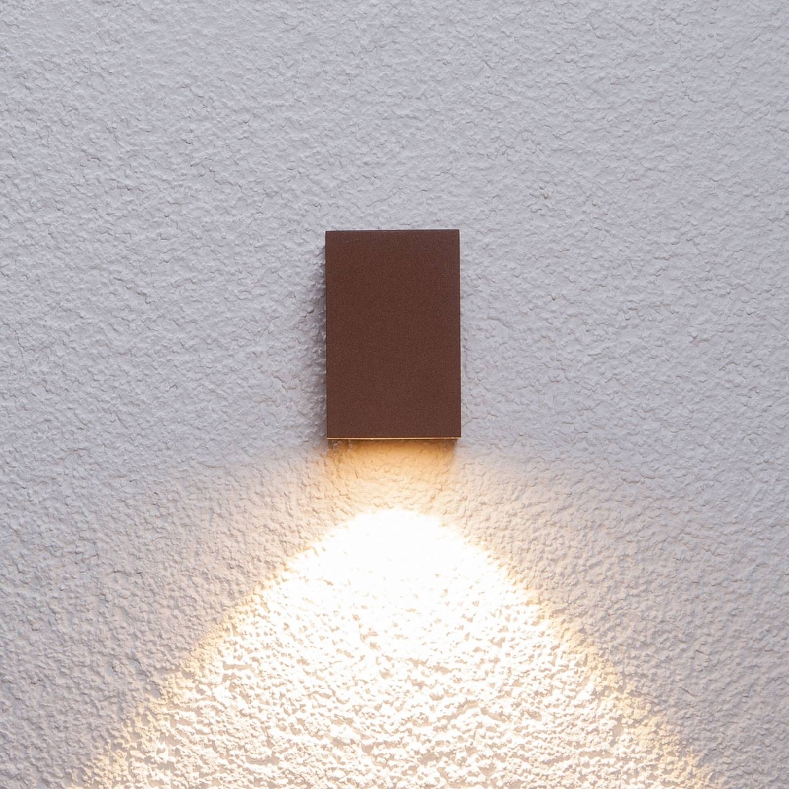 LUCANDE Rostbraune LED-Außenwandleuchte Tavi, Höhe 9,5 cm